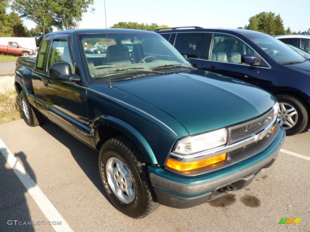 1998 S10 LS Extended Cab 4x4 - Emerald Green Metallic / Graphite photo #1