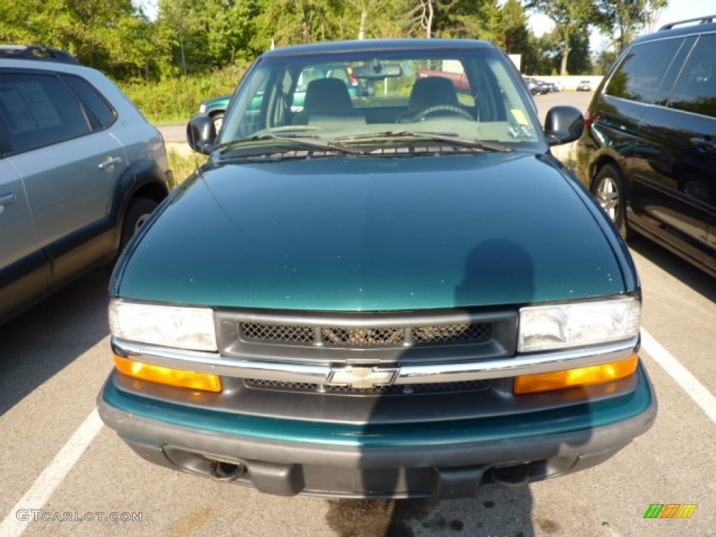 1998 S10 LS Extended Cab 4x4 - Emerald Green Metallic / Graphite photo #2
