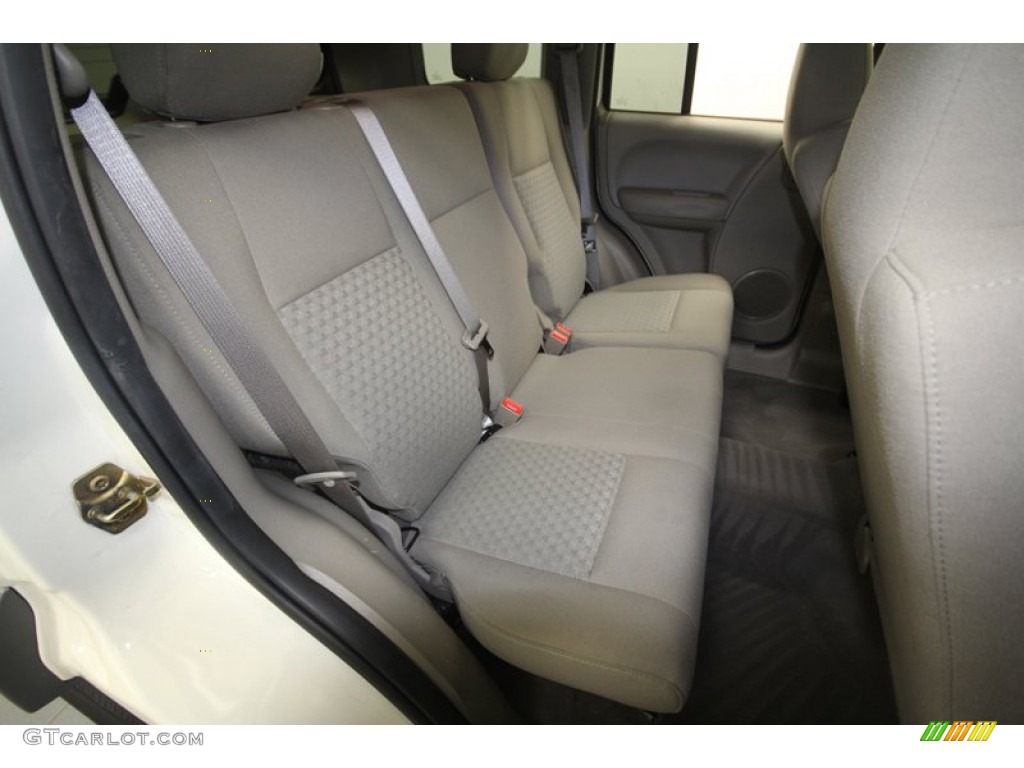 2005 Liberty Sport - Stone White / Medium Slate Gray photo #29