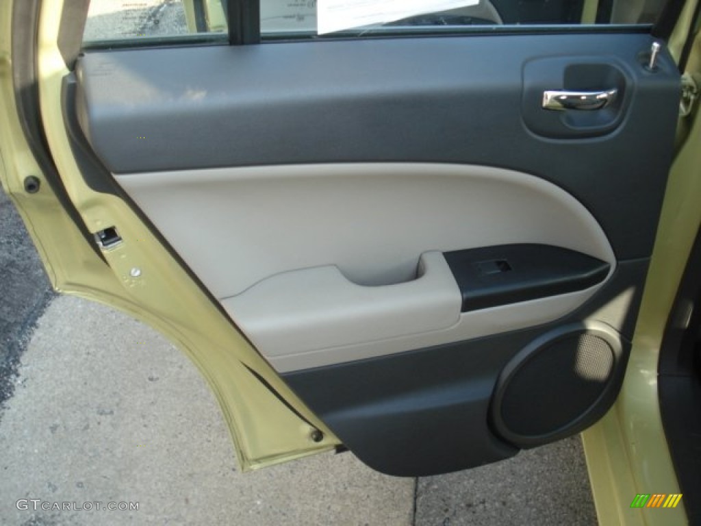 2010 Caliber Mainstreet - Optic Green Metallic / Dark Slate Gray photo #17