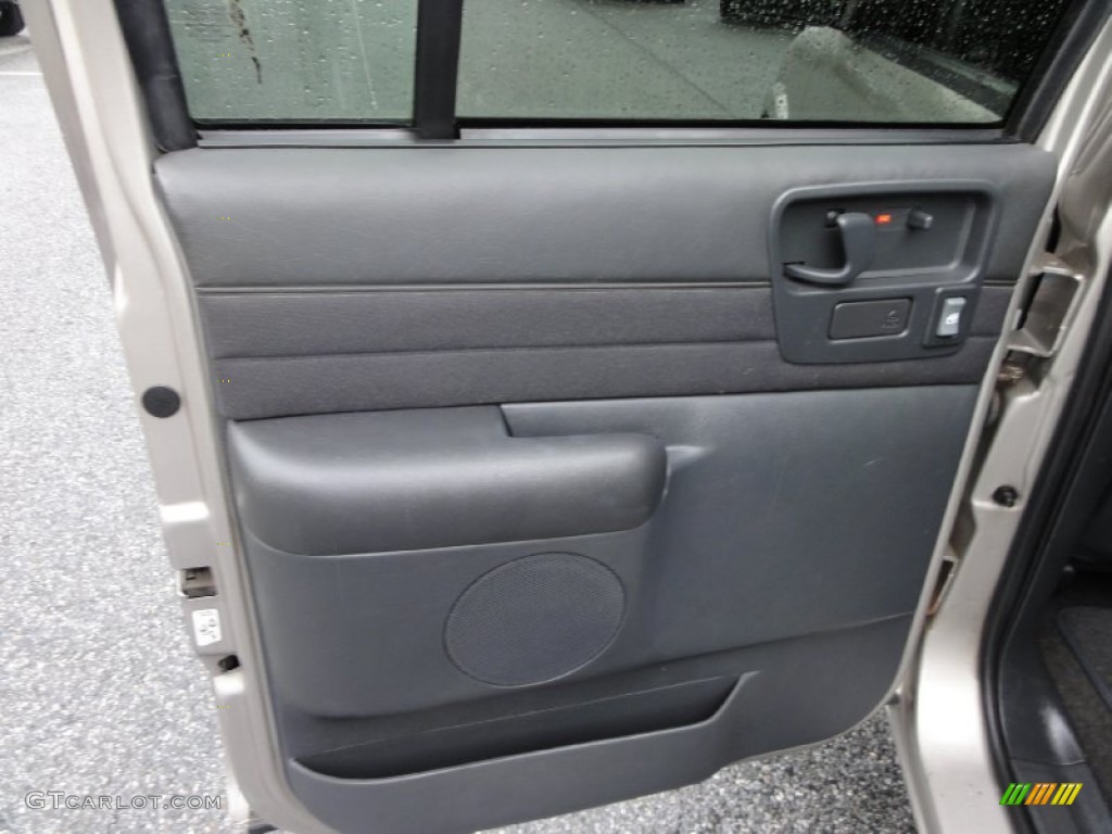 2004 GMC Sonoma SLS Crew Cab 4x4 Graphite Door Panel Photo #70439586
