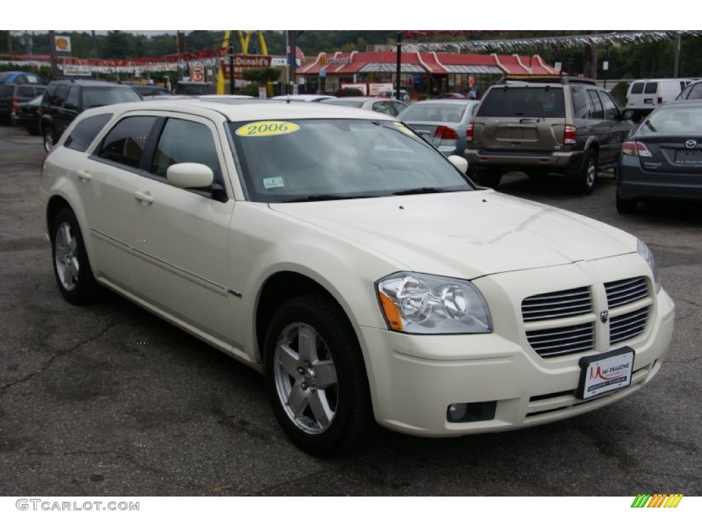 2006 Magnum R/T AWD - Stone White / Dark Slate Gray/Light Slate Gray photo #3