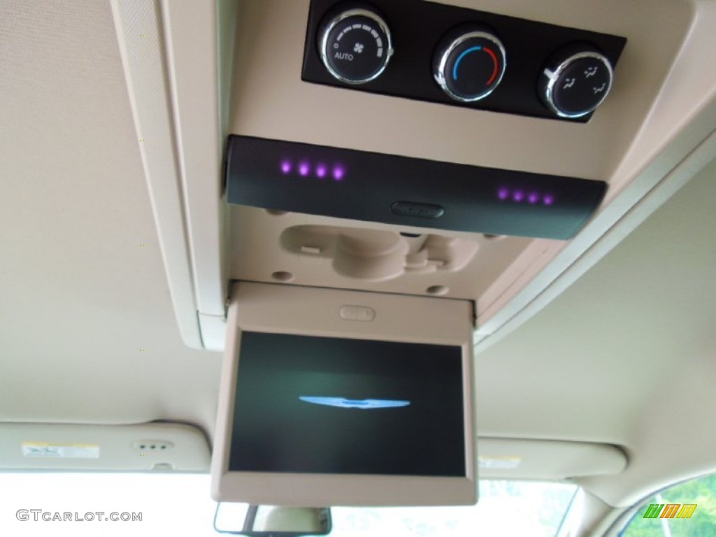 2013 Chrysler Town & Country Touring - L Controls Photo #70453564
