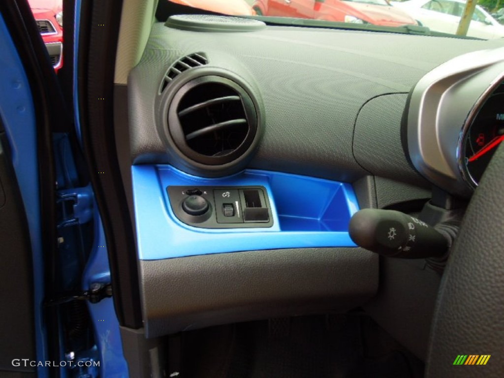 2013 Chevrolet Spark LT Controls Photo #70462015