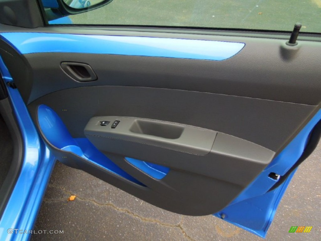2013 Chevrolet Spark LT Silver/Blue Door Panel Photo #70462087