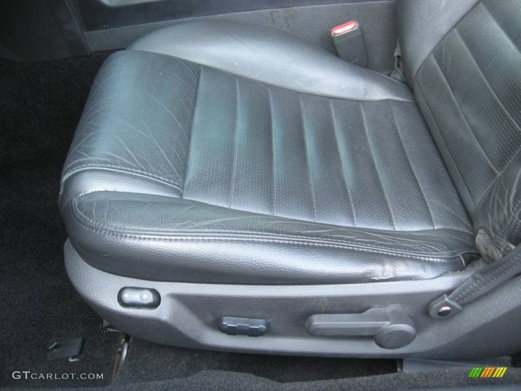 Dark Charcoal Interior 2005 Ford Mustang GT Premium Coupe Photo #70495222