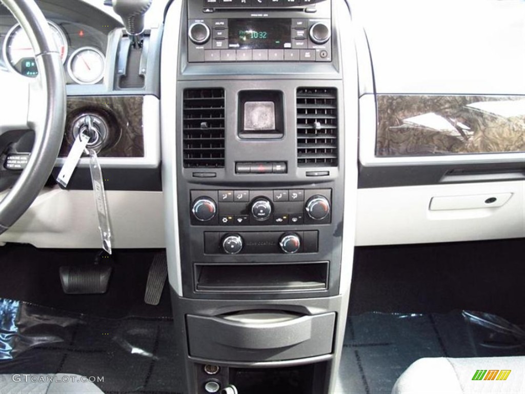 2010 Dodge Grand Caravan SXT Controls Photo #70521306