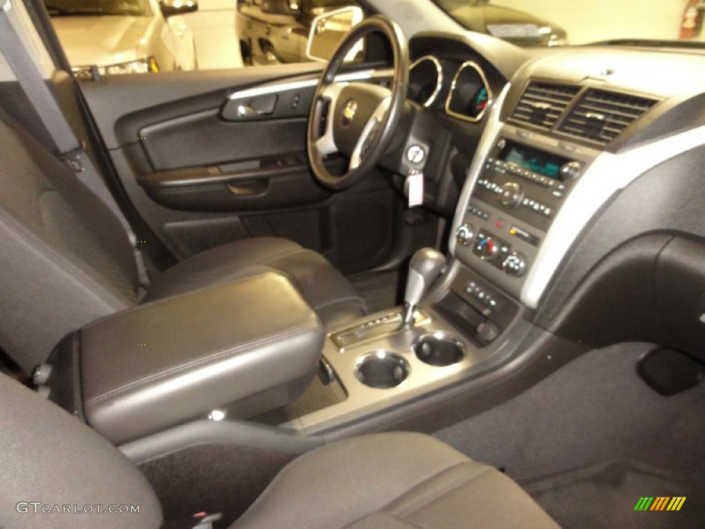 2010 Traverse LT AWD - Summit White / Ebony photo #18