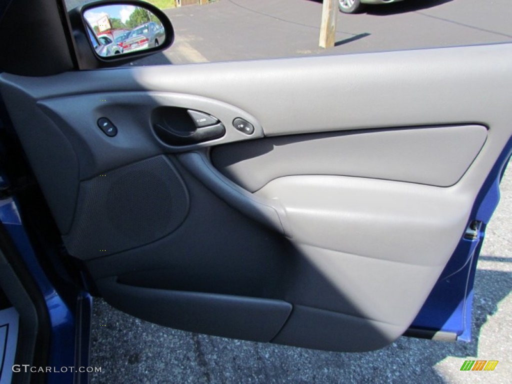 2002 Focus SE Sedan - Malibu Blue Metallic / Medium Graphite photo #16