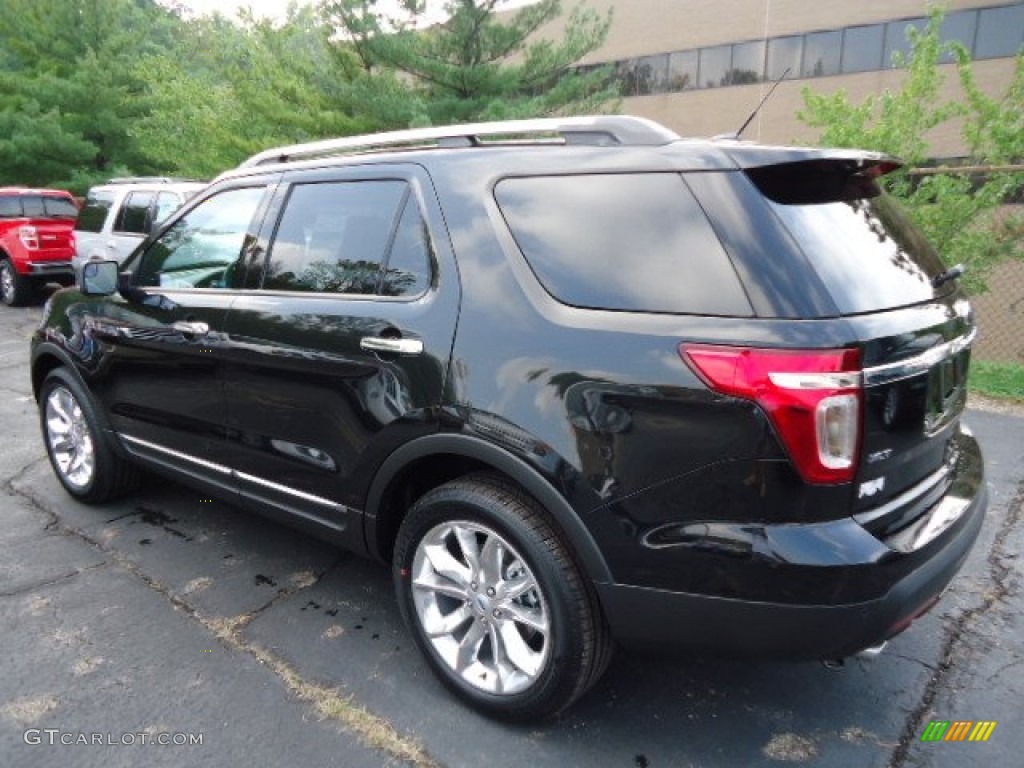 2013 Explorer XLT 4WD - Tuxedo Black Metallic / Charcoal Black photo #4