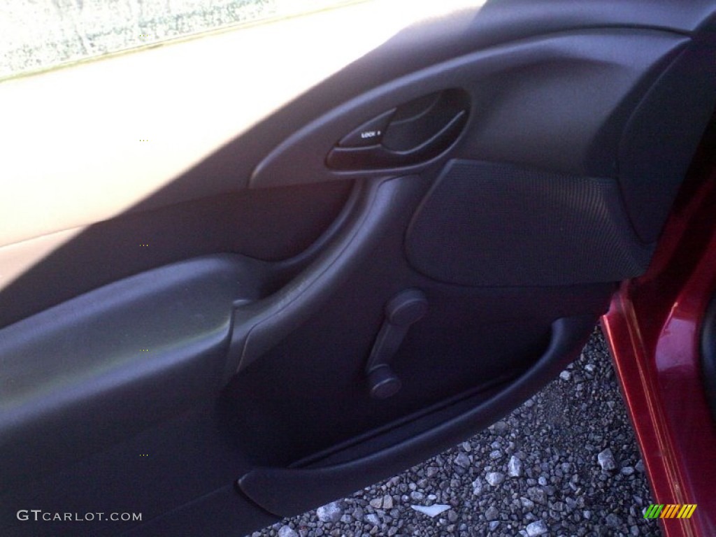 2004 Focus ZX3 Coupe - Sangria Red Metallic / Dark Charcoal photo #8