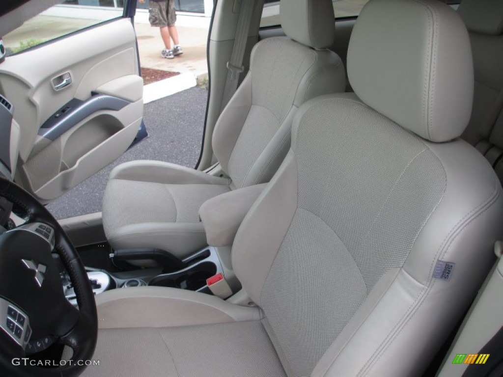Beige Interior 2009 Mitsubishi Outlander SE 4WD Photo #70573329