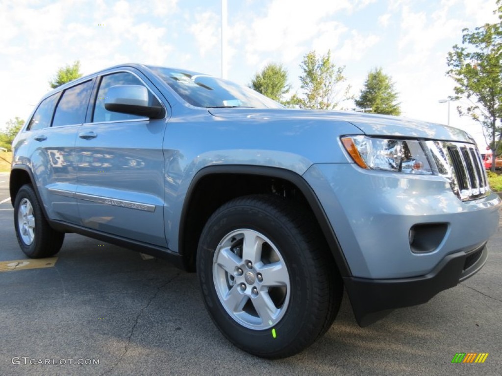 2013 Grand Cherokee Laredo - Winter Chill Pearl / Black photo #4