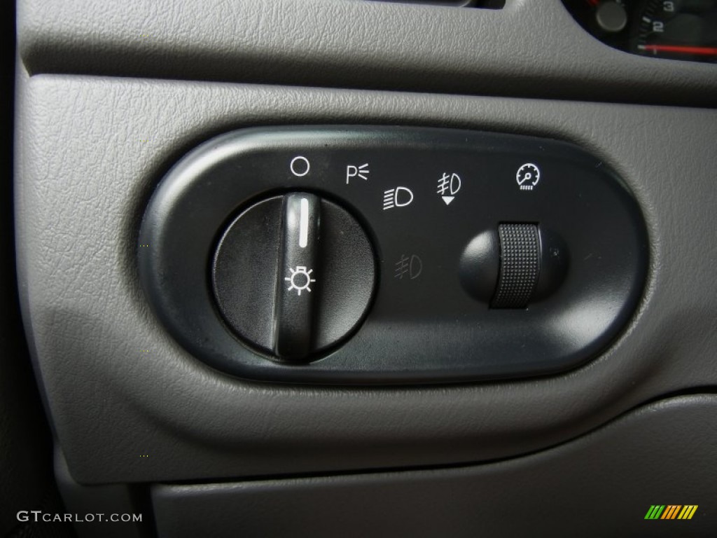 2005 Ford Explorer XLT Controls Photo #70589319