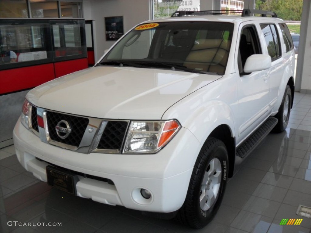 Avalanche White Nissan Pathfinder