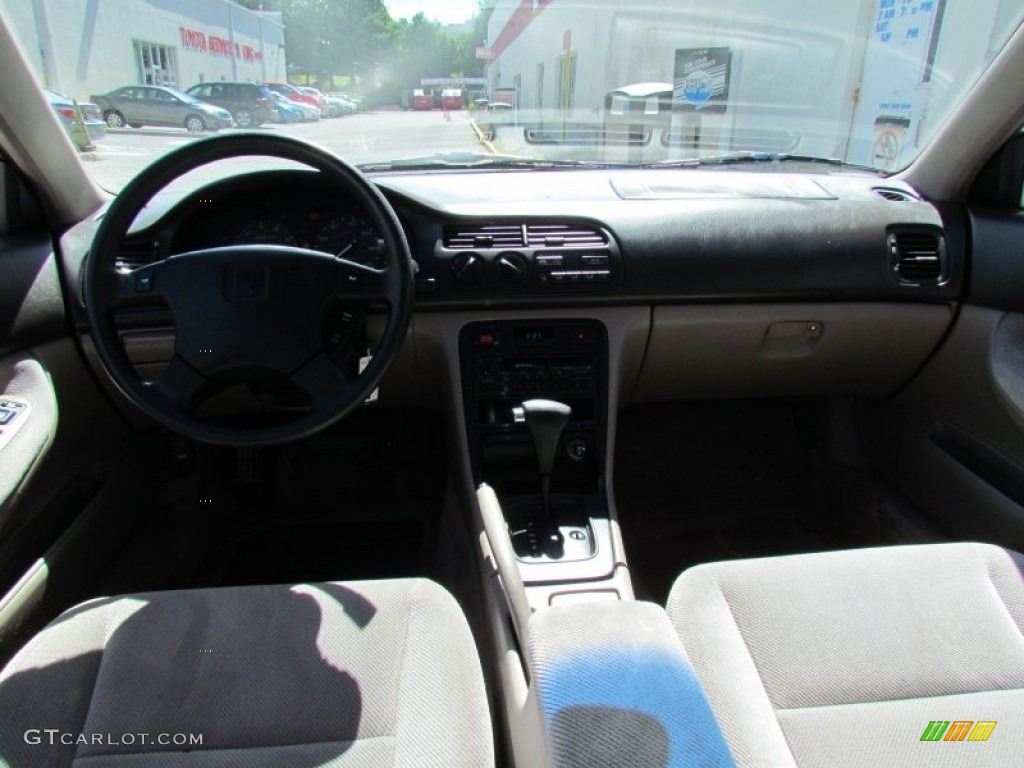 1995 Accord EX Sedan - Frost White / Beige photo #18