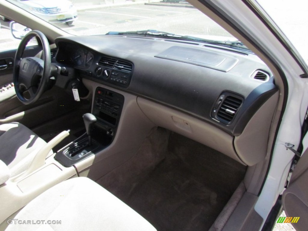 1995 Accord EX Sedan - Frost White / Beige photo #26