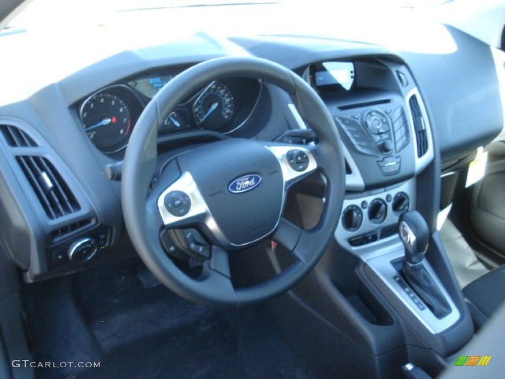 2013 Focus SE Hatchback - Tuxedo Black / Charcoal Black photo #10