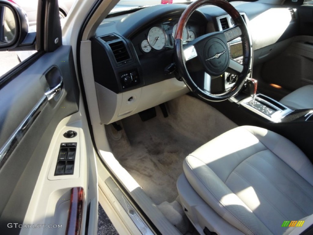 2005 300 C HEMI - Cool Vanilla / Dark Slate Gray/Light Graystone photo #11
