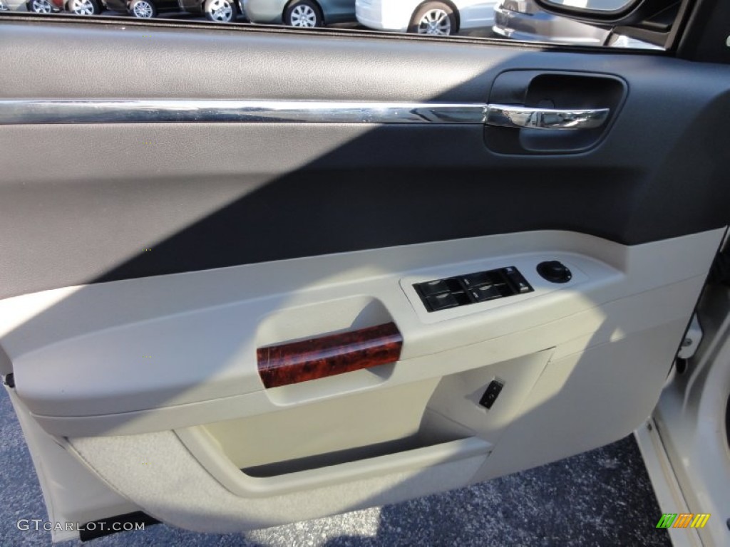 2005 300 C HEMI - Cool Vanilla / Dark Slate Gray/Light Graystone photo #12