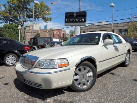 2005 Lincoln Town Car Signature Limited Data, Info and Specs
