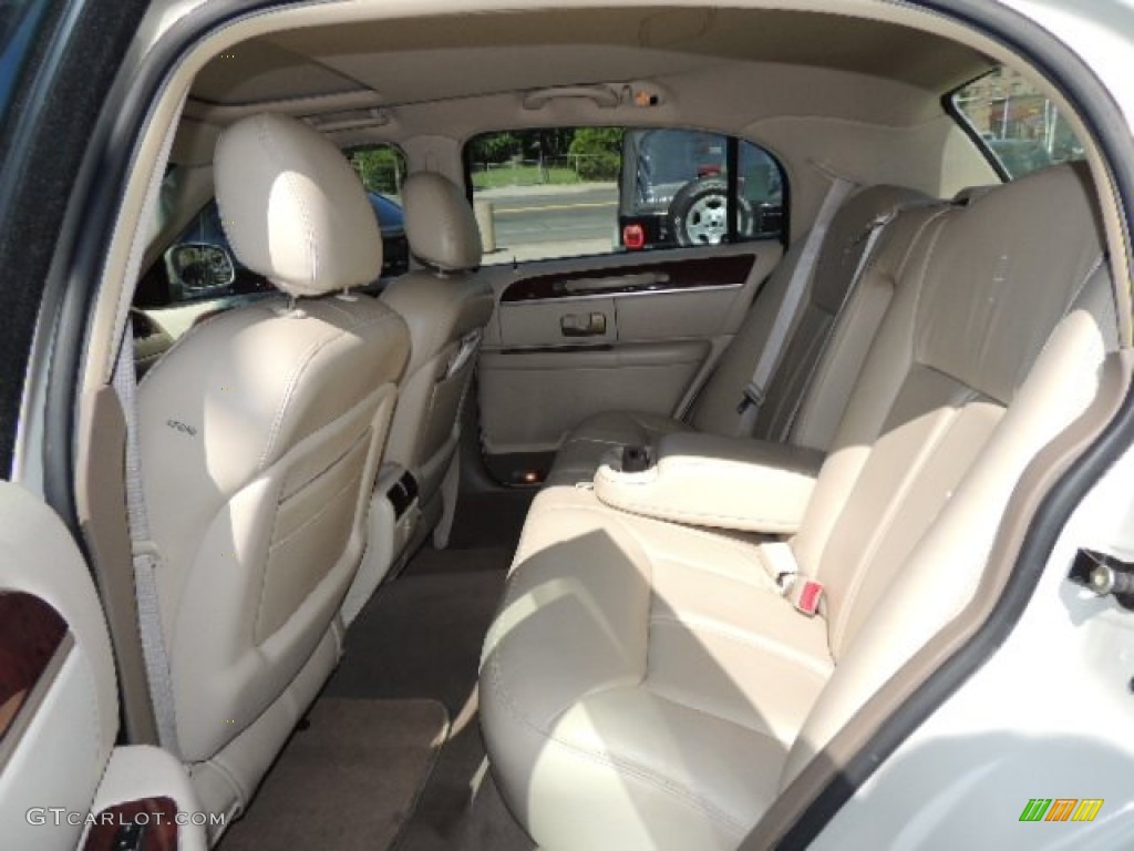 Light Parchment/Medium Dark Parchment Interior 2005 Lincoln Town Car Signature Limited Photo #70689914