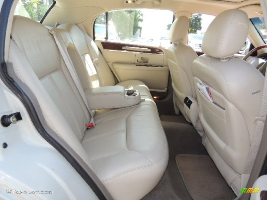 Light Parchment/Medium Dark Parchment Interior 2005 Lincoln Town Car Signature Limited Photo #70689923