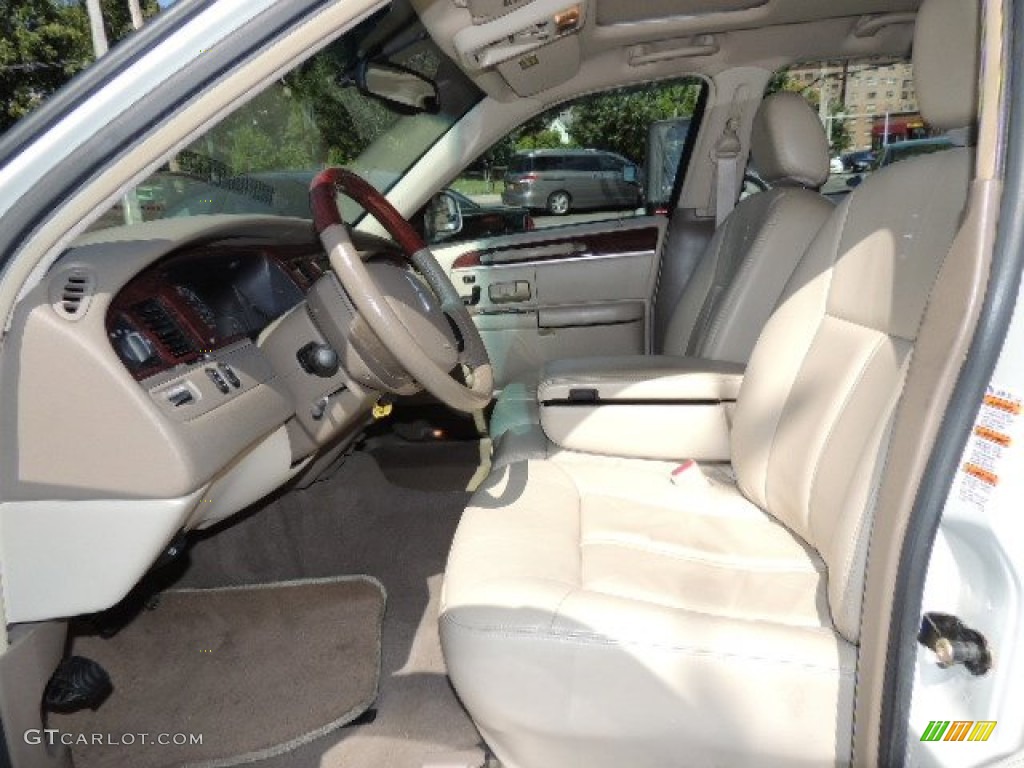 Light Parchment/Medium Dark Parchment Interior 2005 Lincoln Town Car Signature Limited Photo #70689977