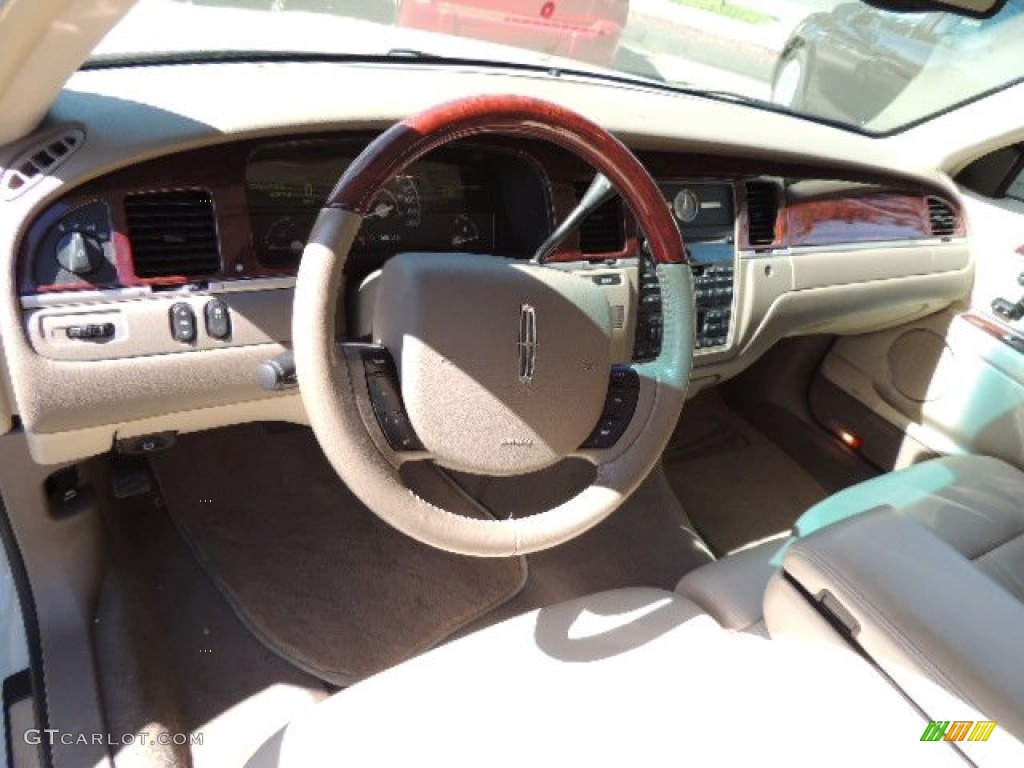 2005 Lincoln Town Car Signature Limited Light Parchment/Medium Dark Parchment Dashboard Photo #70689986