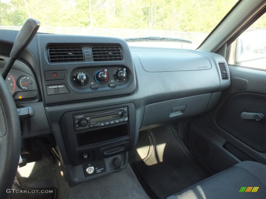 2001 Frontier XE King Cab - Electric Blue Metallic / Gray photo #19