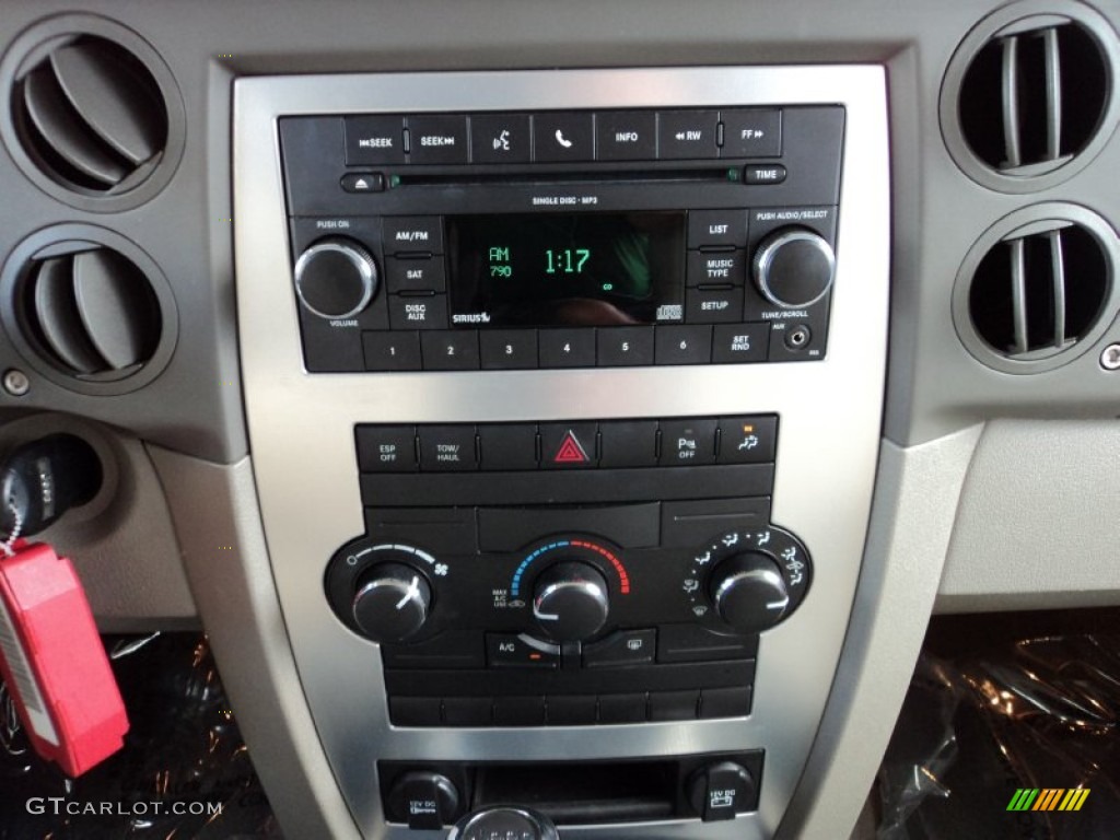 2010 Jeep Commander Sport Controls Photo #70700123