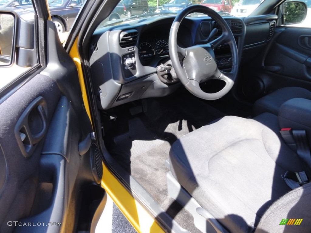 2003 S10 LS Regular Cab - Yellow / Graphite photo #11