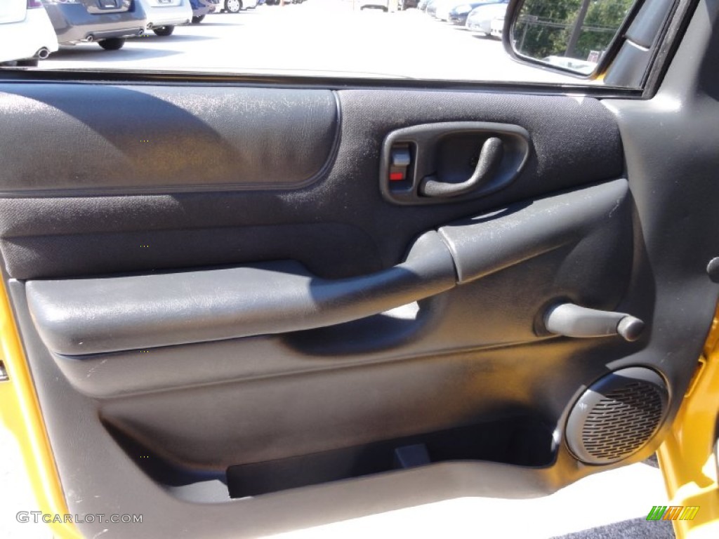 2003 S10 LS Regular Cab - Yellow / Graphite photo #12