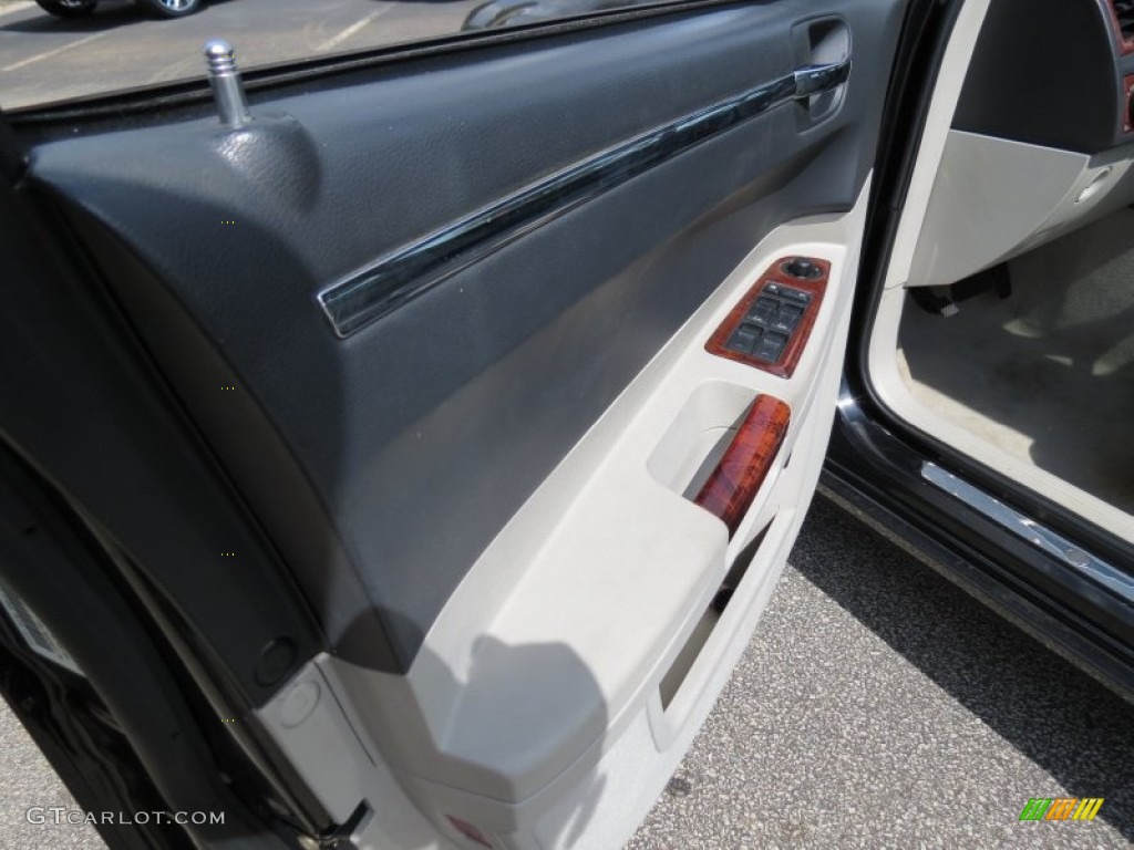 2005 300 C HEMI - Brilliant Black Crystal Pearl / Dark Slate Gray/Light Graystone photo #8