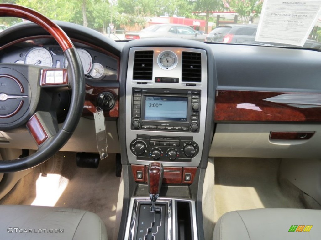 2005 300 C HEMI - Brilliant Black Crystal Pearl / Dark Slate Gray/Light Graystone photo #13