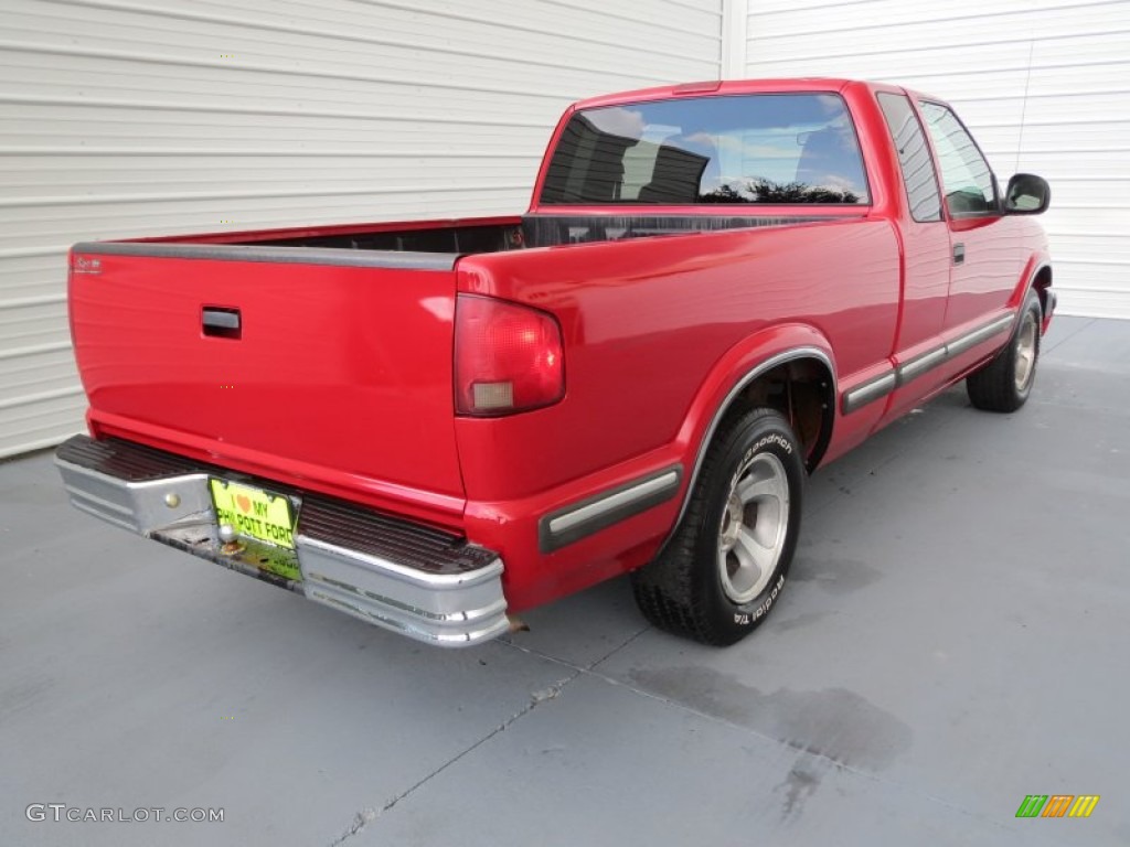 1998 S10 LS Extended Cab - Bright Red / Graphite photo #3
