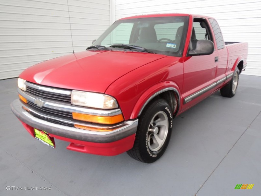 1998 S10 LS Extended Cab - Bright Red / Graphite photo #6