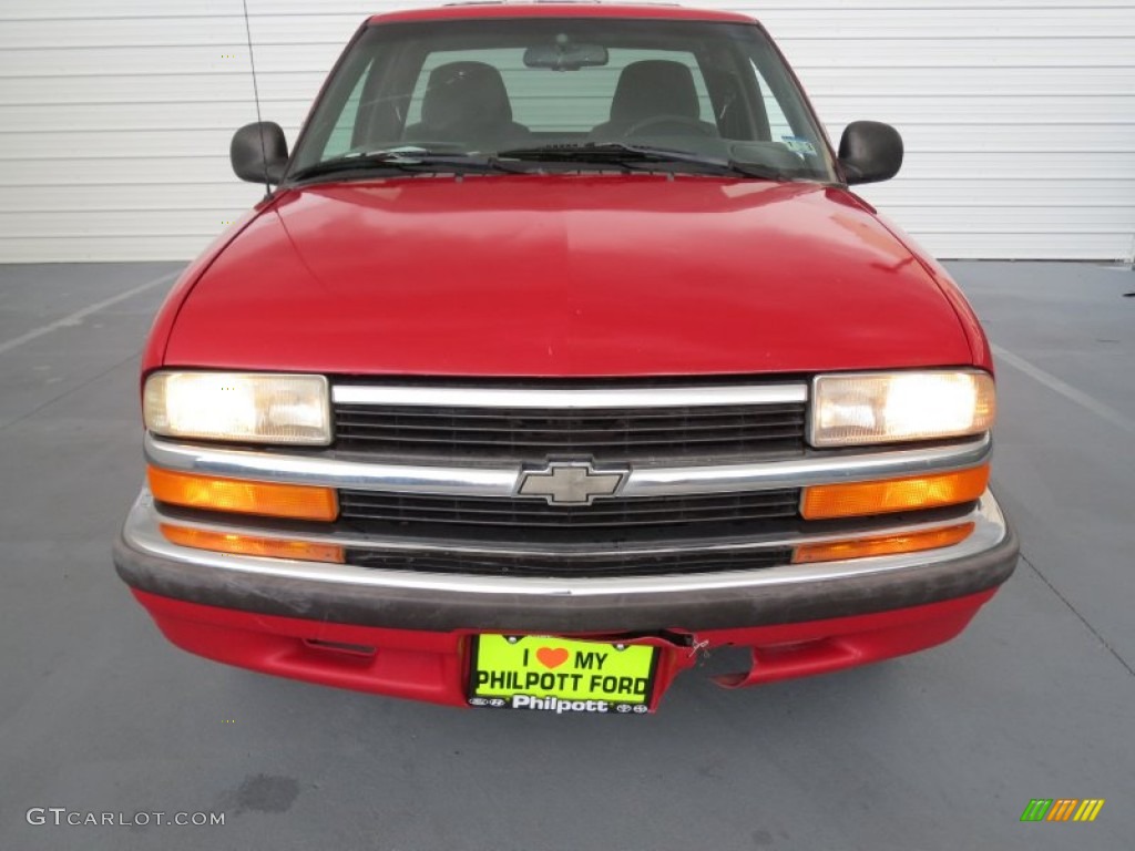 1998 S10 LS Extended Cab - Bright Red / Graphite photo #7
