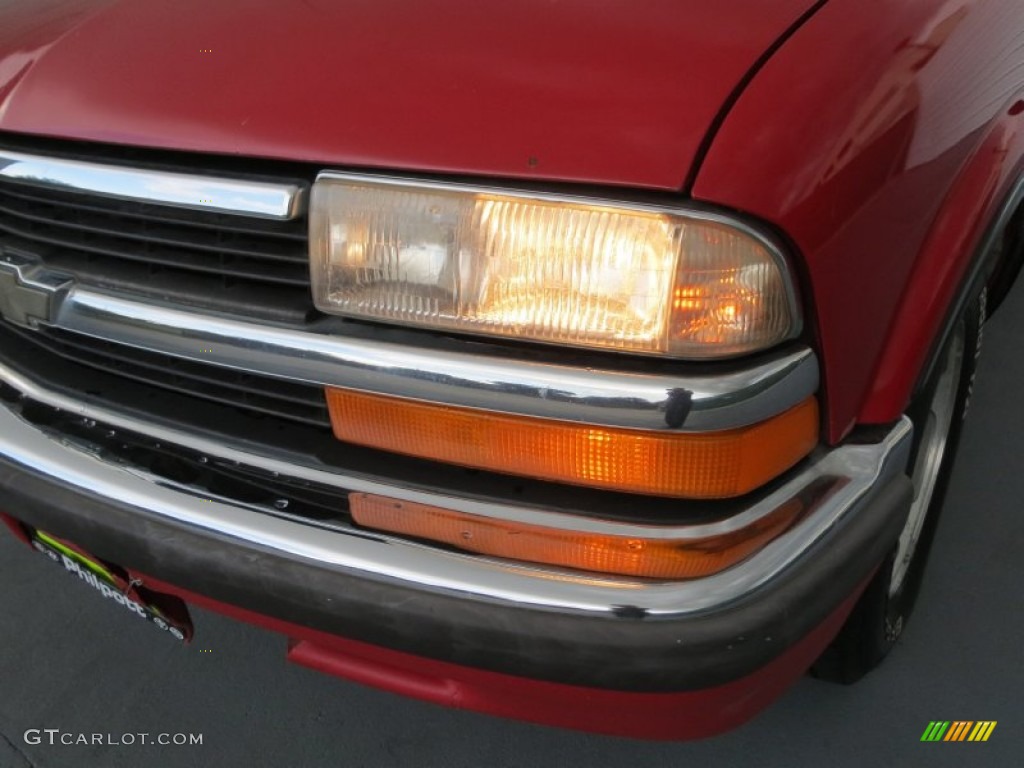 1998 S10 LS Extended Cab - Bright Red / Graphite photo #8