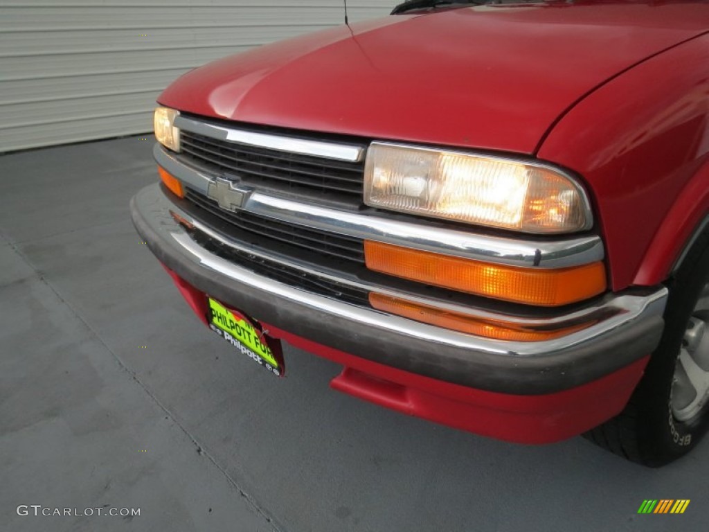 1998 S10 LS Extended Cab - Bright Red / Graphite photo #9