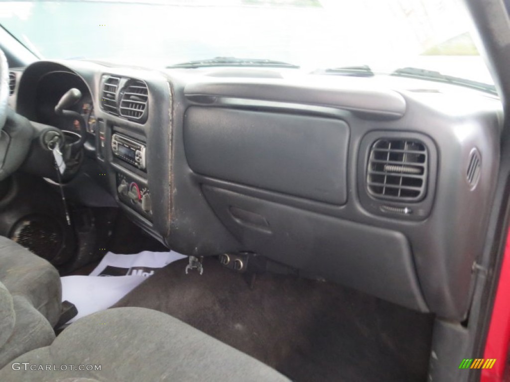 1998 S10 LS Extended Cab - Bright Red / Graphite photo #20