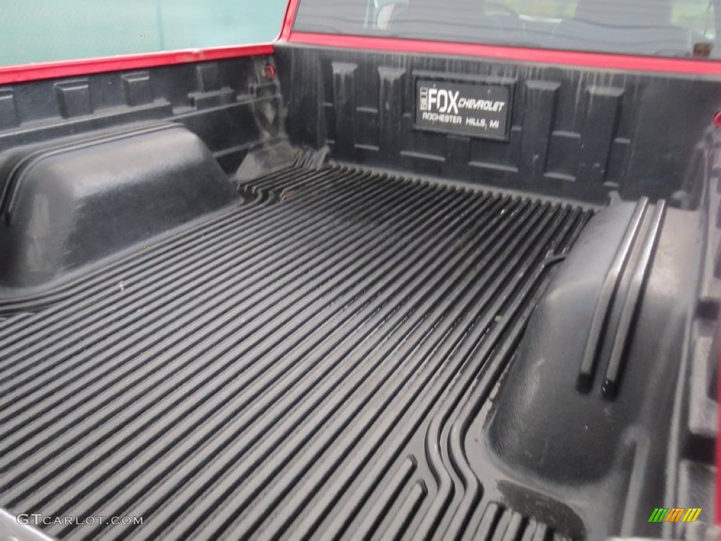 1998 S10 LS Extended Cab - Bright Red / Graphite photo #23
