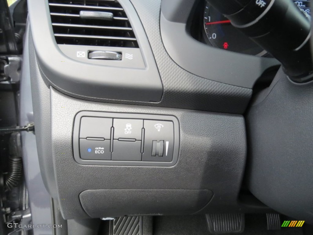 2013 Hyundai Accent GS 5 Door Controls Photo #70729940
