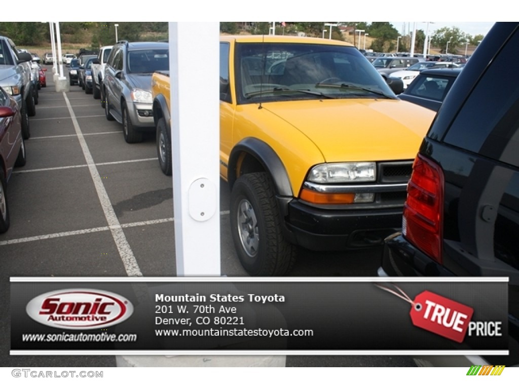 2003 S10 ZR2 Extended Cab 4x4 - Yellow / Medium Gray photo #1