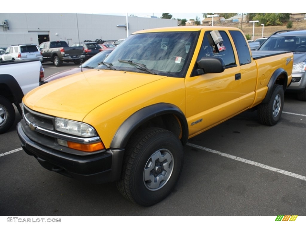 2003 S10 ZR2 Extended Cab 4x4 - Yellow / Medium Gray photo #4