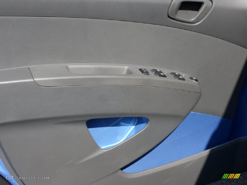 2013 Chevrolet Spark LT Silver/Blue Door Panel Photo #70738073