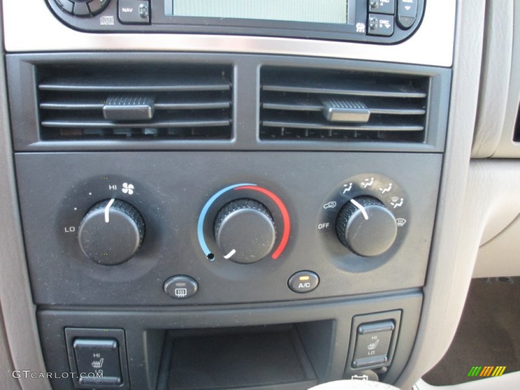 2004 Jeep Grand Cherokee Laredo 4x4 Controls Photo #70747557