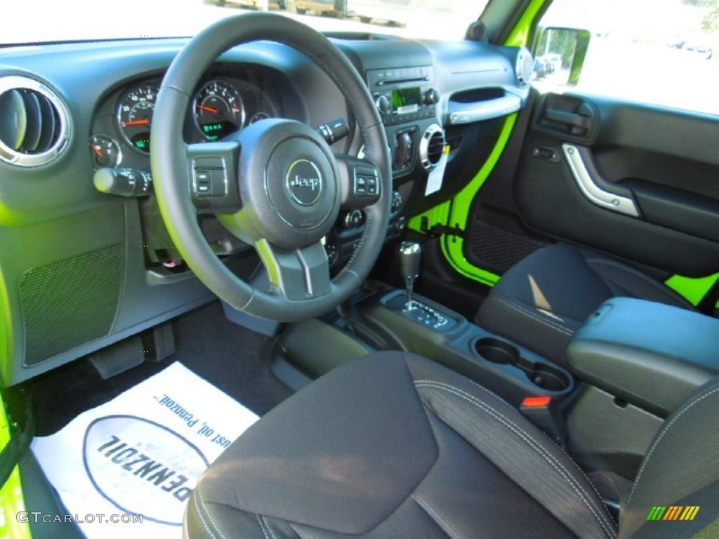 2013 Wrangler Unlimited Sahara 4x4 - Gecko Green Pearl / Black photo #28