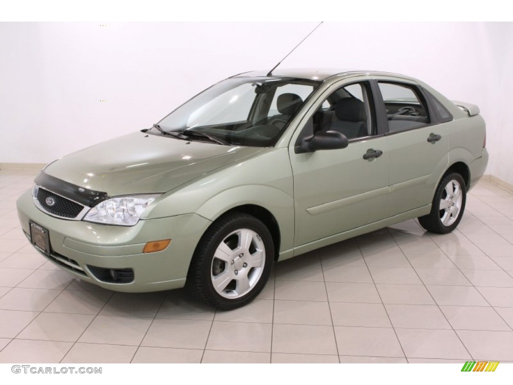 2007 Focus ZX4 SES Sedan - Kiwi Green Metallic / Charcoal/Light Flint photo #3
