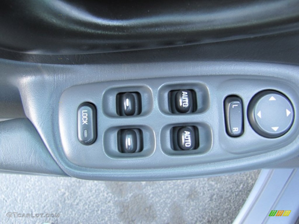 2004 Pontiac Bonneville SLE Controls Photo #70768238